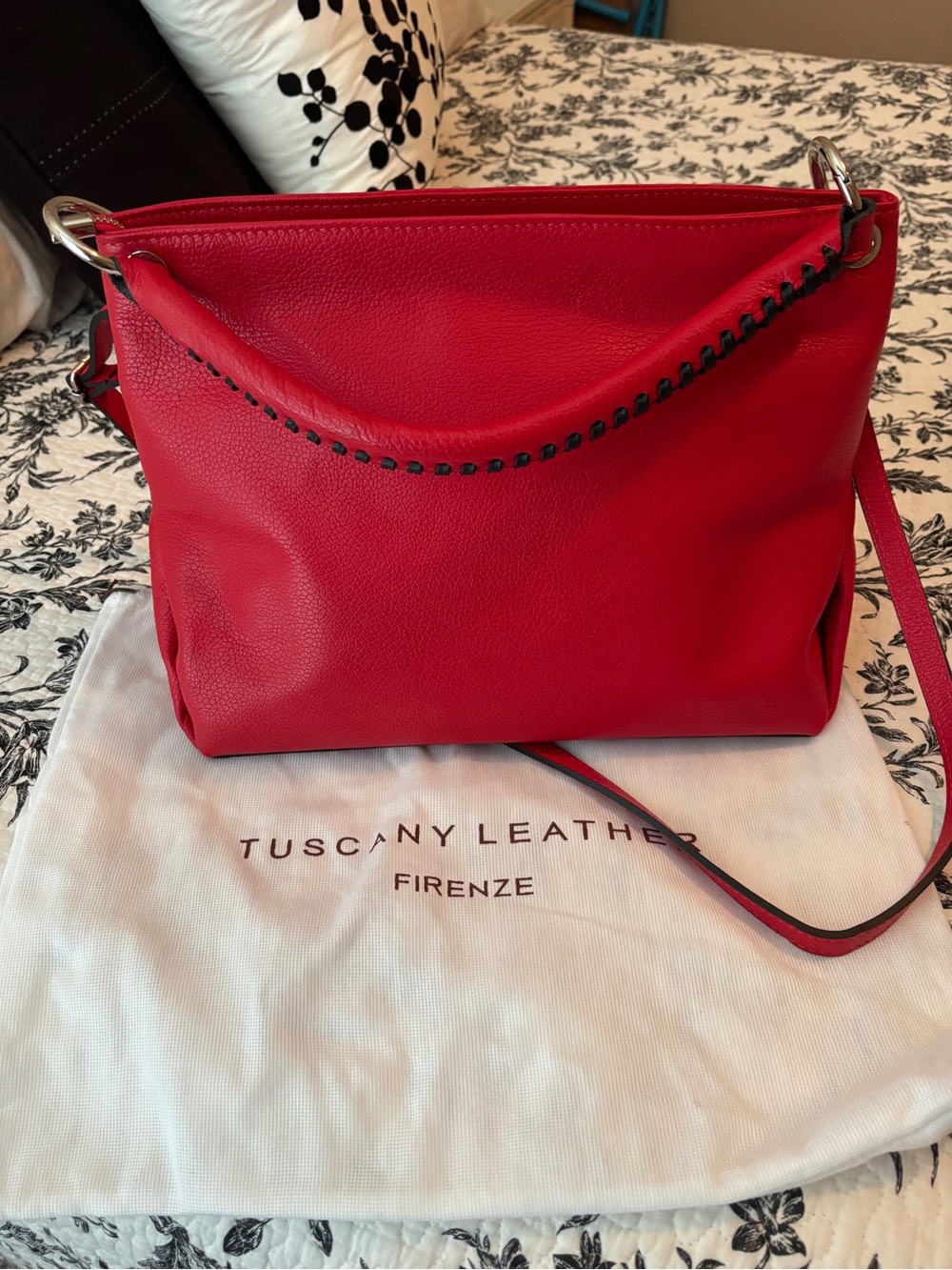 Tuscany Leather Red Shoulder / Crossbody Bag in Lipstick Red - Picture 3 of 9